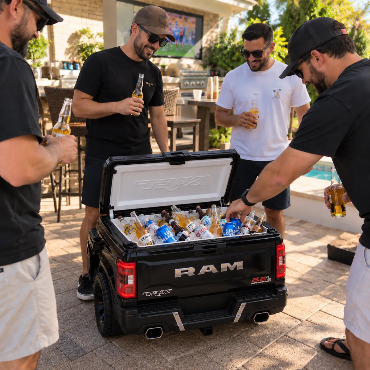 Amigos reunidos no churrasco em volta do IcedCar